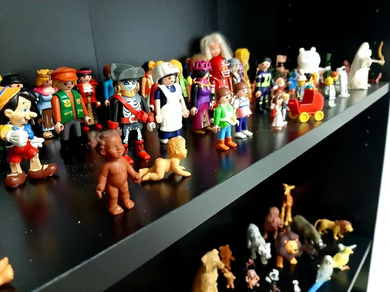 psicoterapia infantil en retiro munecos en estanteria