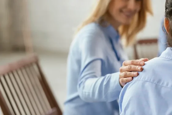 psicoterapia para adultos en retiro mano de mujer en hombro de otra